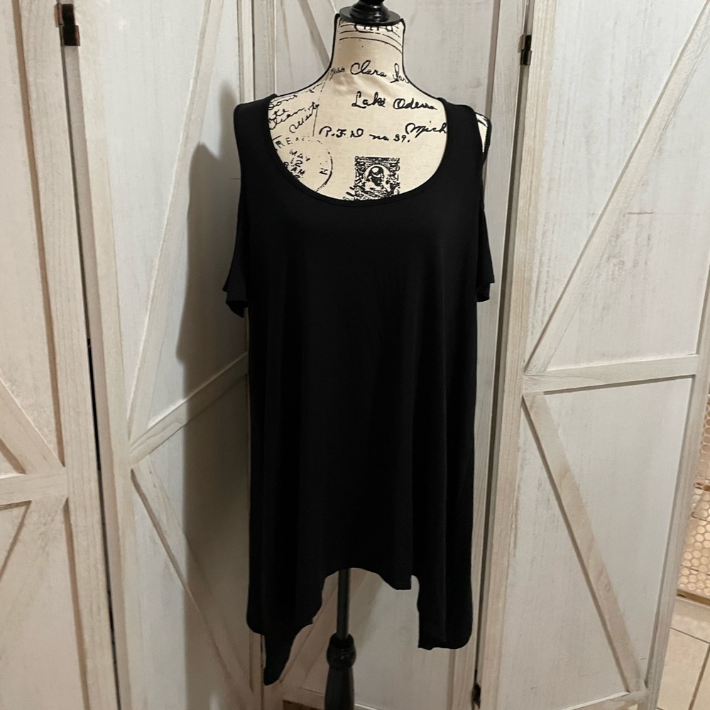 Torrid EUC cold shoulder sharkbite tee size 1X